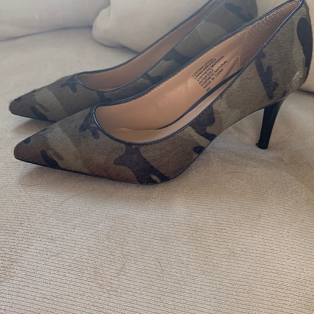 Banana republic camo heel size 6